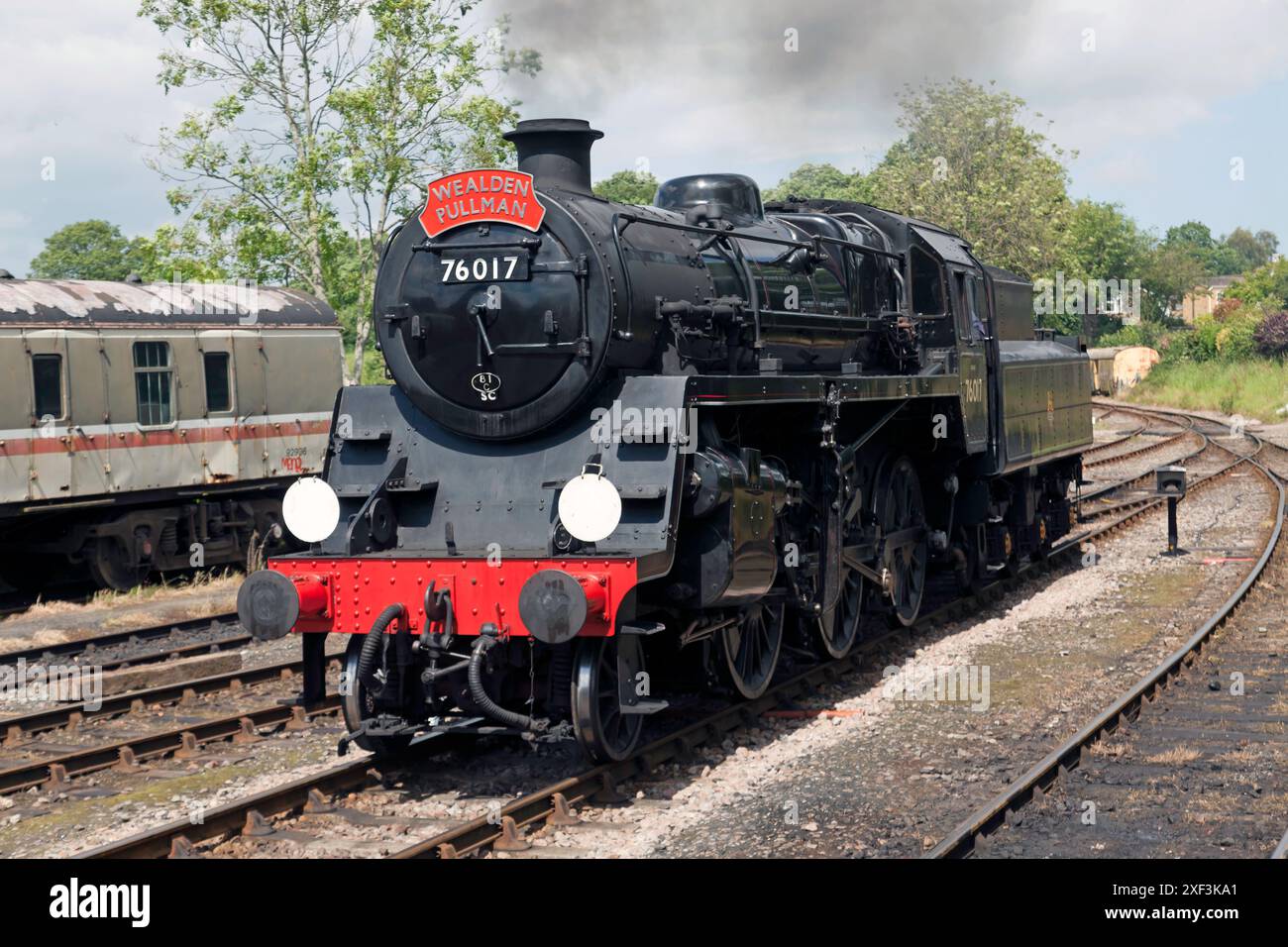 The Wealden Pullman, locomotiva n. 76017, disaccoppiata dal treno, alla stazione di Tenterden Town, sulla Kent and East Sussex Railway. Foto Stock
