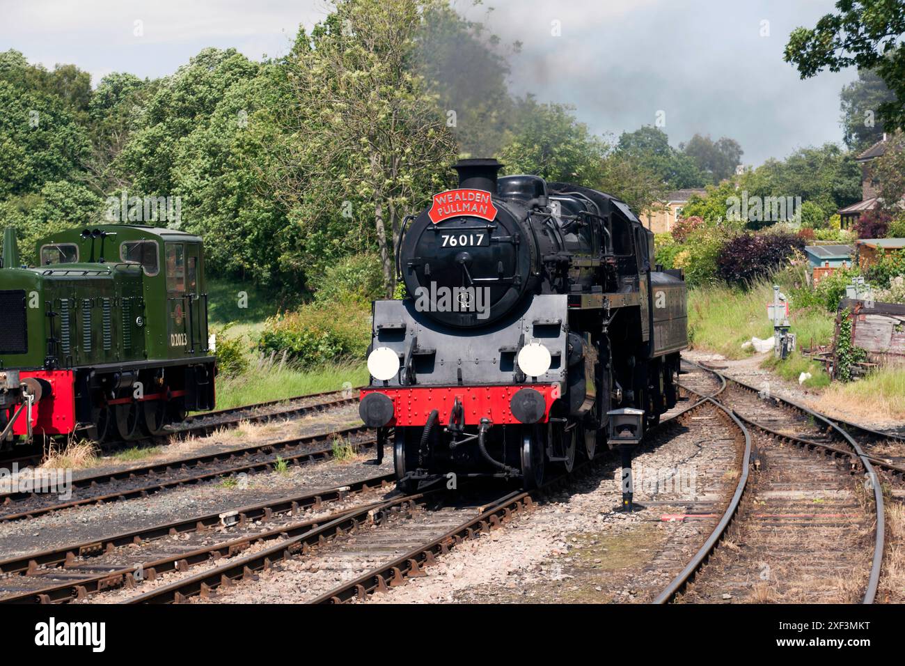 Waelden Pullman, locomotiva n. 76017, disaccoppiata dal treno, alla stazione di Tenterden Town, sulla Kent and East Sussex Railway. Foto Stock