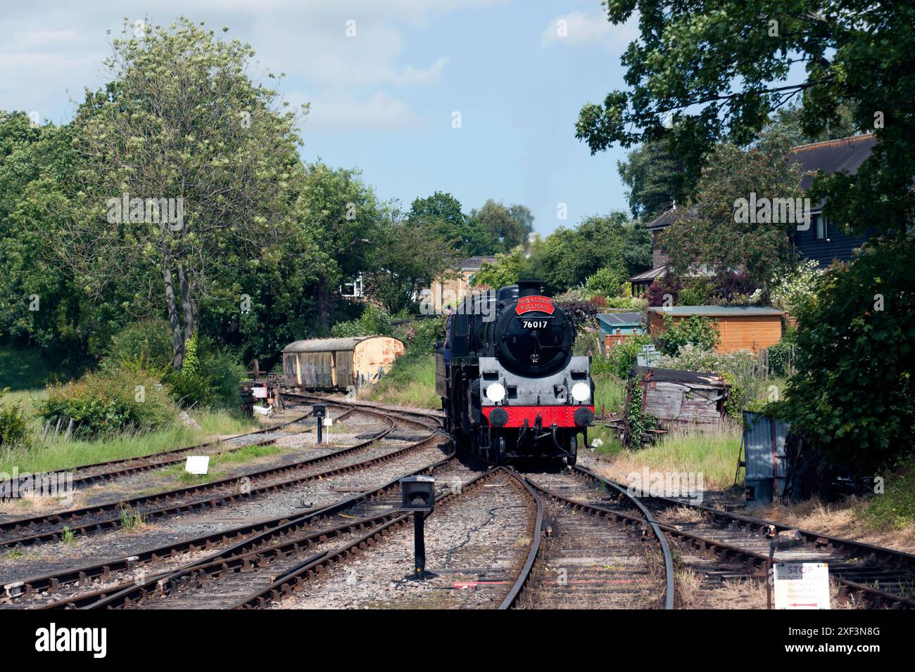 The Wealden Pullman, locomotiva n. 76017, disaccoppiata dal treno, alla stazione di Tenterden Town, sulla Kent and East Sussex Railway. Foto Stock