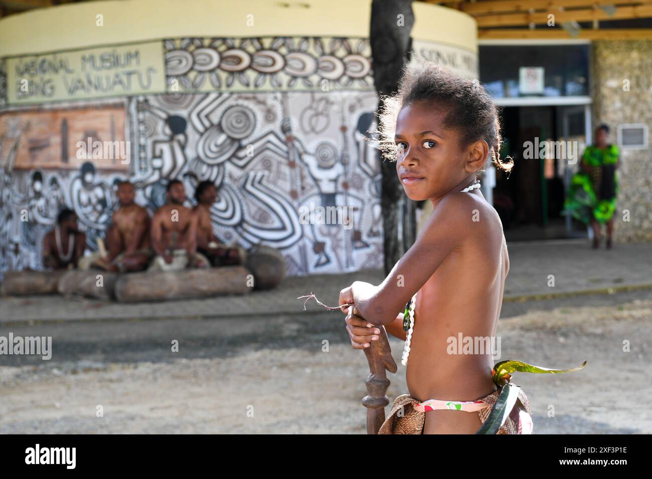 (240701) -- PORT VILA, 1 luglio 2024 (Xinhua) -- Un ragazzo aspetta di esibirsi a danze tradizionali al museo nazionale di Port Vila, Vanuatu, 30 giugno 2024. (Xinhua/Guo lei) Foto Stock