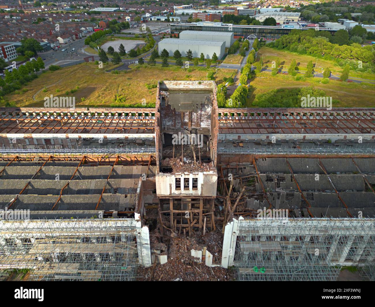 Liverpool, Regno Unito. 1 luglio 2024. Sono in corso lavori per demolire e infine ripristinare uno dei monumenti storici più importanti di Liverpool, l'edificio Littlewoods su Edge Lane che richiede la demolizione della storica torre dell'orologio seduto tra i due edifici principali, il processo di abbattimento della struttura è iniziato prima di una ricostruzione proposta, nella sua condizione attuale la torre non è sicura e potrebbe crollare se lasciata. La trama lungamente abbandonata deve essere riproposta in uno studio cinematografico e televisivo di 20.000 piedi quadrati, che si spera renderebbe la città l'Hollywood del Nord. Crediti: ken biggs/Alamy Live News Foto Stock