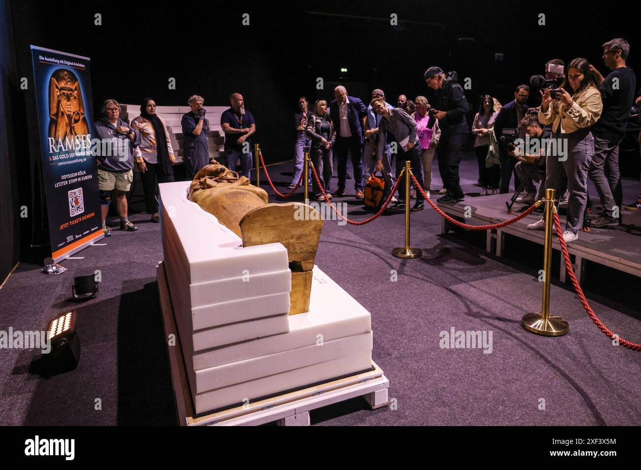 Colonia, Germania. 1 luglio 2024. La bara di Ramses II può essere vista dietro una barriera dopo la sua inaugurazione. La bara è stata inaugurata per la mostra "Ramses & the Gold of the Pharaohs". Questa è la prima volta che la mostra è stata esposta in Germania. Il fulcro e più grande osservatore è il sarcofago di Ramses II, scoperto nel 1811 in una tomba archeologica sulla riva occidentale del Nilo. Crediti: Oliver Berg/dpa/Alamy Live News Foto Stock