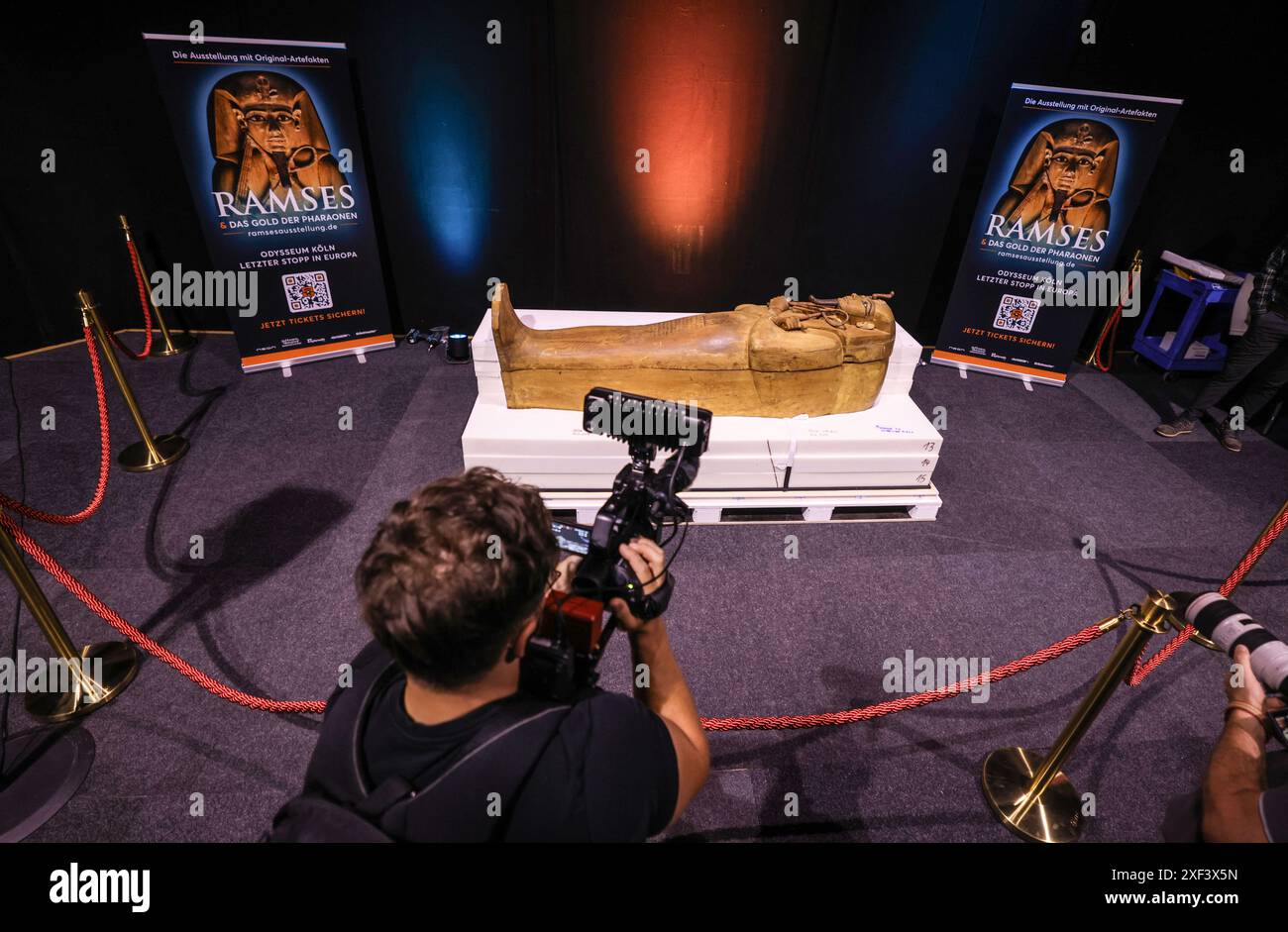 Colonia, Germania. 1 luglio 2024. La bara di Ramses II può essere vista dietro una barriera dopo la sua inaugurazione. La bara è stata inaugurata per la mostra "Ramses & the Gold of the Pharaohs". Questa è la prima volta che la mostra è stata esposta in Germania. Il fulcro e più grande osservatore è il sarcofago di Ramses II, scoperto nel 1811 in una tomba archeologica sulla riva occidentale del Nilo. Crediti: Oliver Berg/dpa/Alamy Live News Foto Stock