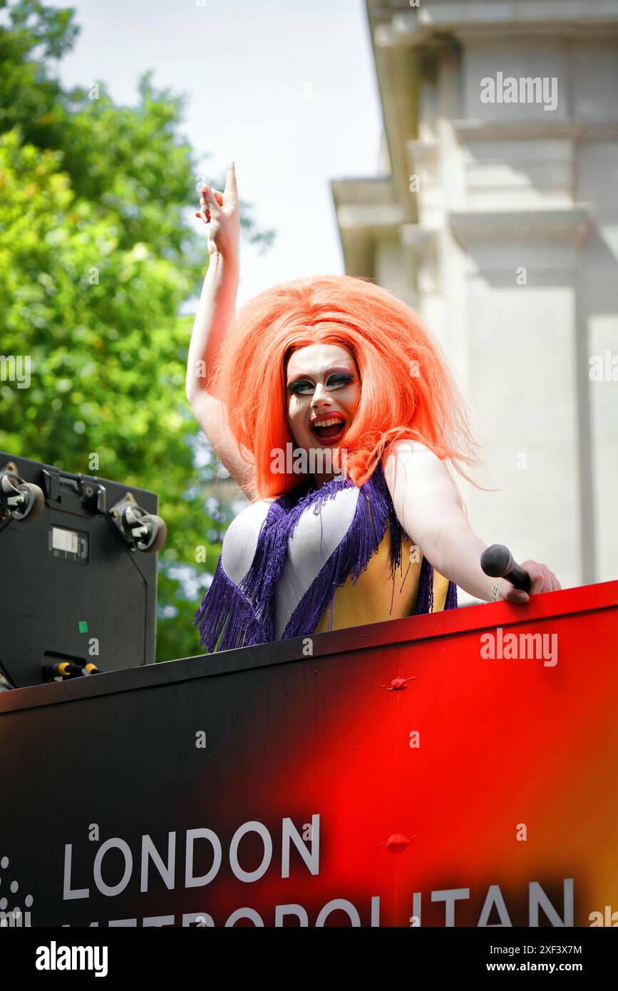 A Drag Queen on A Bus, LGBTQ+ Pride in London 2024 Parade Celebration of LGBTQ+ Rights and Diversity, LGBTQ Pride Month, Central London Foto Stock