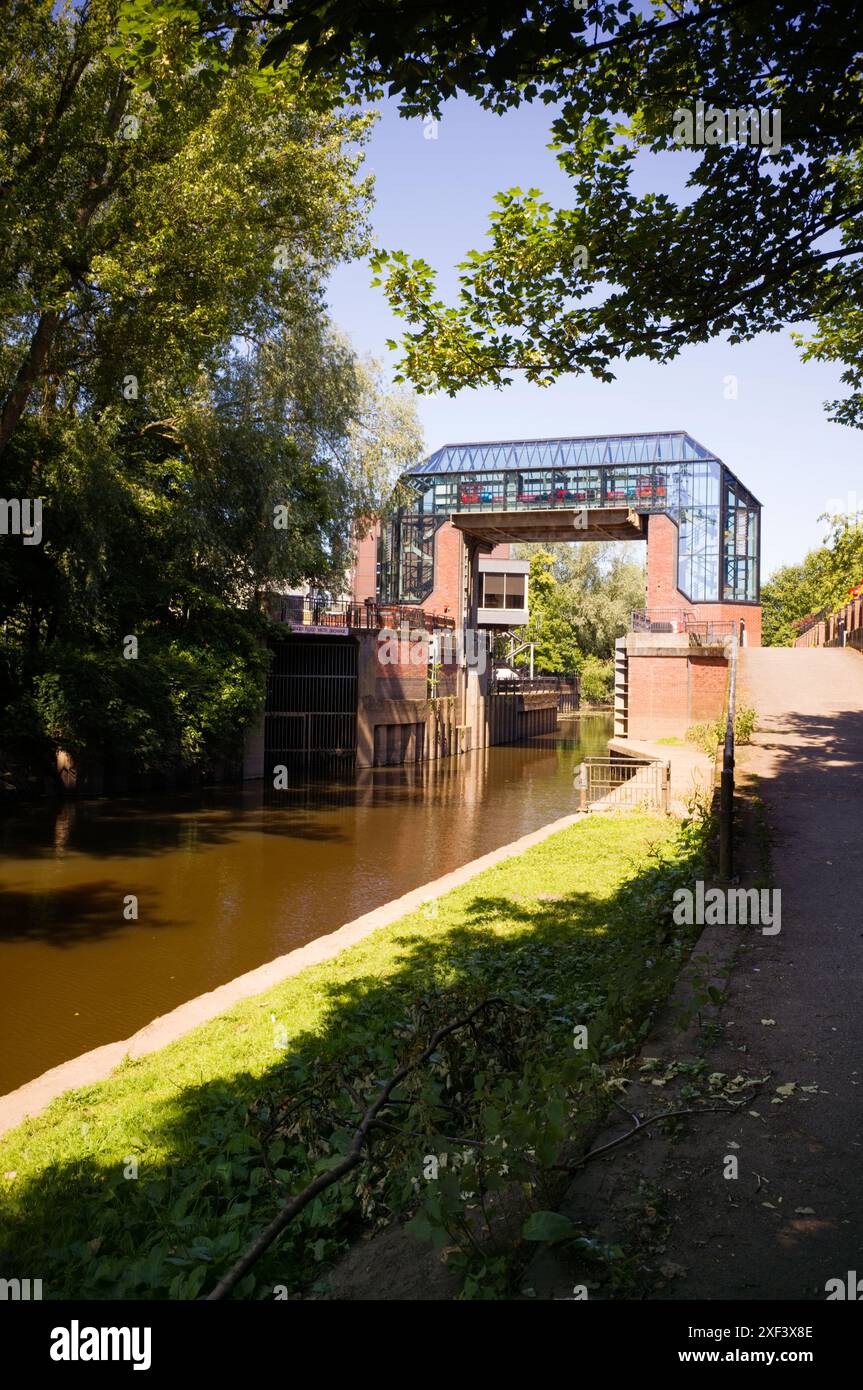 Installazione della porta d'inondazione del fiume Foss sul fiume Foss a York Foto Stock