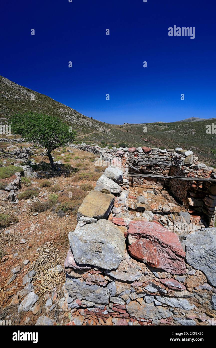 Resti di un insediamento sull'altopiano di Pano Meri, Tilos, Isole del Dodecaneso, Egeo meridionale, Grecia. Foto Stock