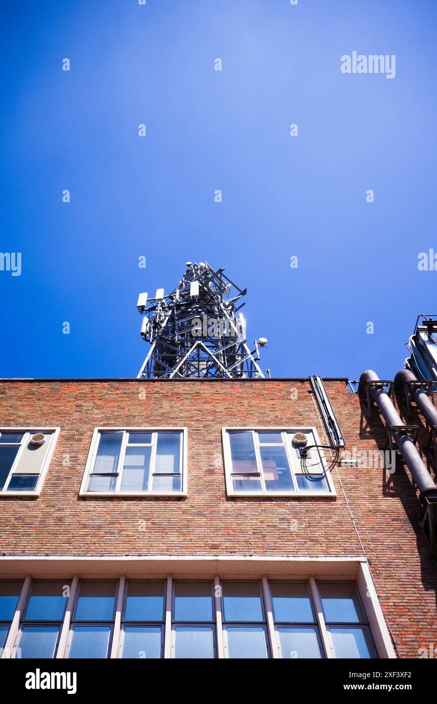 Montante per telefono cellulare montato sopra l'edificio di scambio telefonico a York Foto Stock