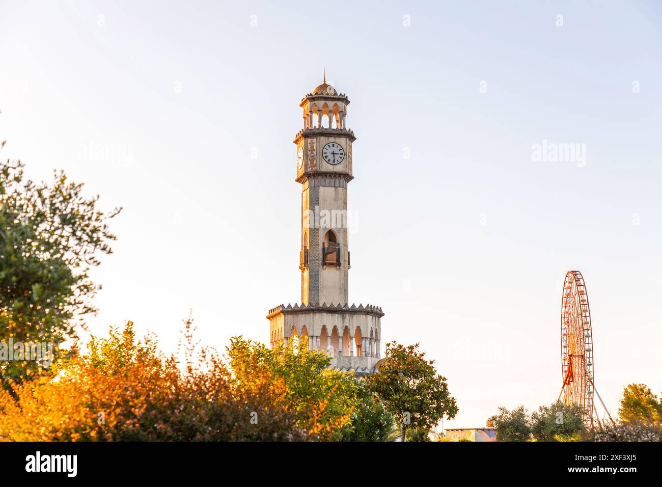 Chacha Tower è una torre dell'orologio situata a Batumi, Georgia. Costruita nel 2012, la torre è alta 25 metri e dispone di quattro fontane. È una replica dell'orologio T. Foto Stock