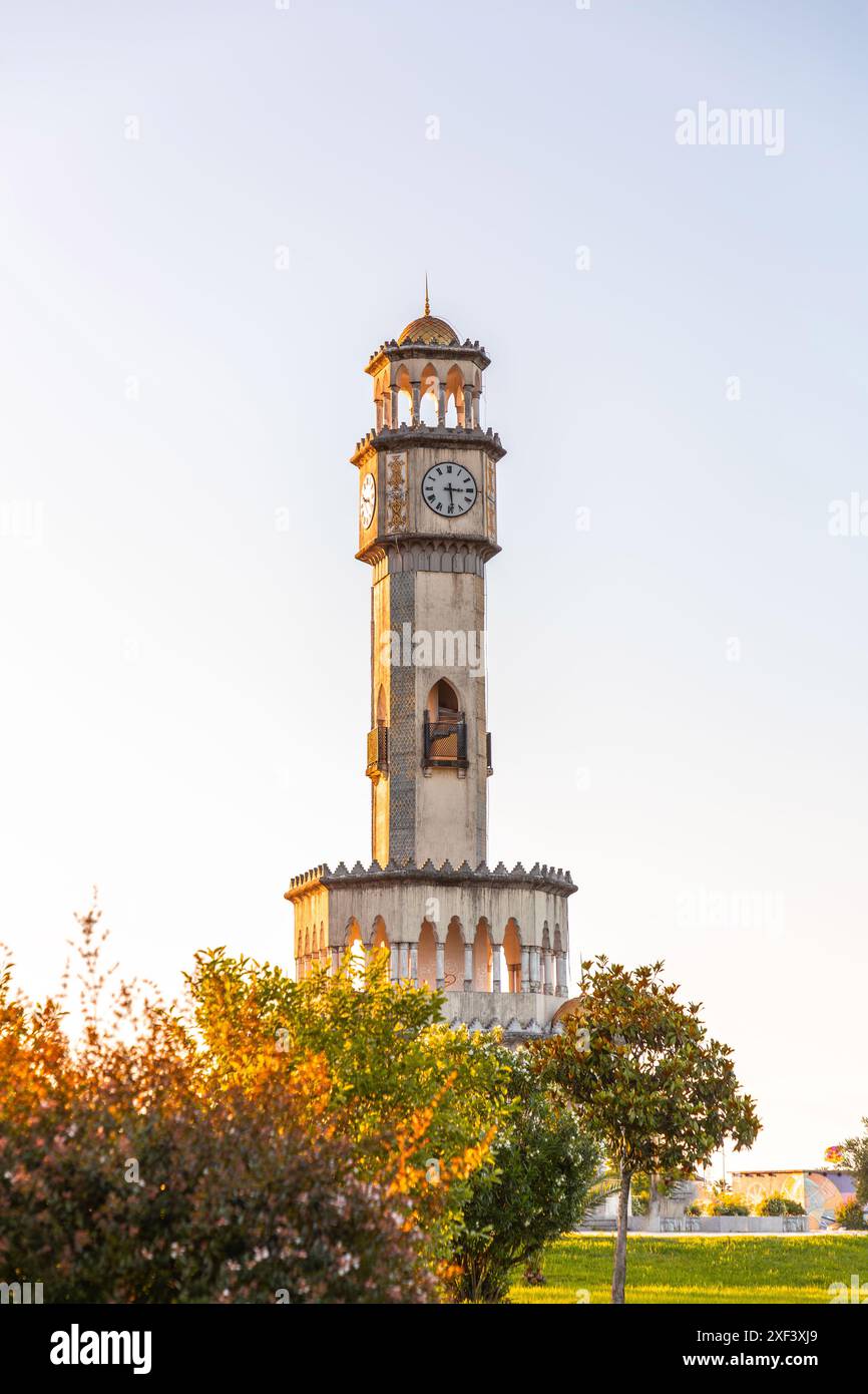Chacha Tower è una torre dell'orologio situata a Batumi, Georgia. Costruita nel 2012, la torre è alta 25 metri e dispone di quattro fontane. È una replica dell'orologio T. Foto Stock