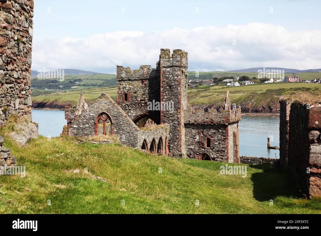 Rovine della Cattedrale di San Tedesco all'interno delle mura del castello di Peel dell'XI secolo su St Patrick's Isle a Peel, Isola di Man Foto Stock