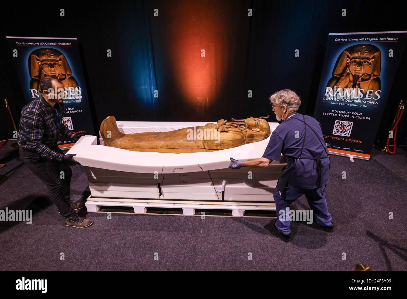 Colonia, Germania. 1 luglio 2024. Il personale del museo svela la bara di Ramses II per la mostra "Ramses & the Gold of the Pharaohs". Questa è la prima volta che la mostra è stata esposta in Germania. Il fulcro e più grande osservatore è il sarcofago di Ramses II, scoperto nel 1811 in una tomba archeologica sulla riva occidentale del Nilo. Crediti: Oliver Berg/dpa/Alamy Live News Foto Stock