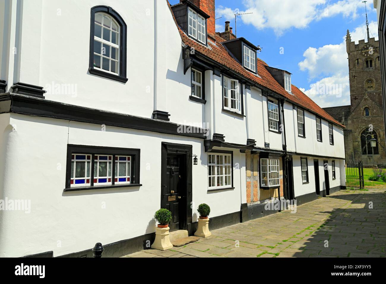 St John's Court, che conduce alla St John's Church, Devizes, Wiltshire. Foto Stock