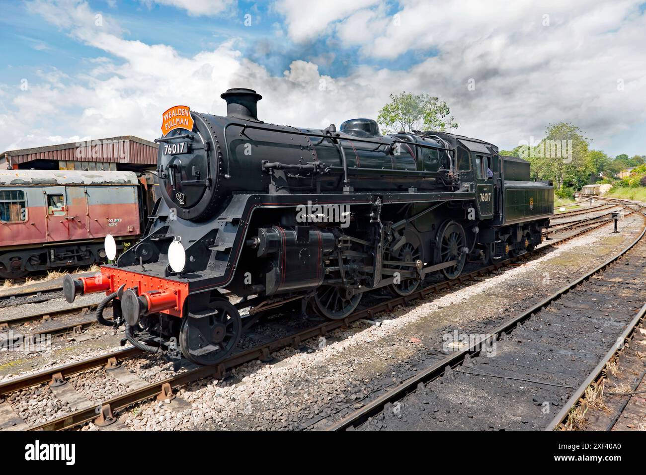The Wealden Pullman, locomotiva n. 76017, disaccoppiata dal treno, alla stazione di Tenterden Town, sulla Kent and East Sussex Railway. Foto Stock