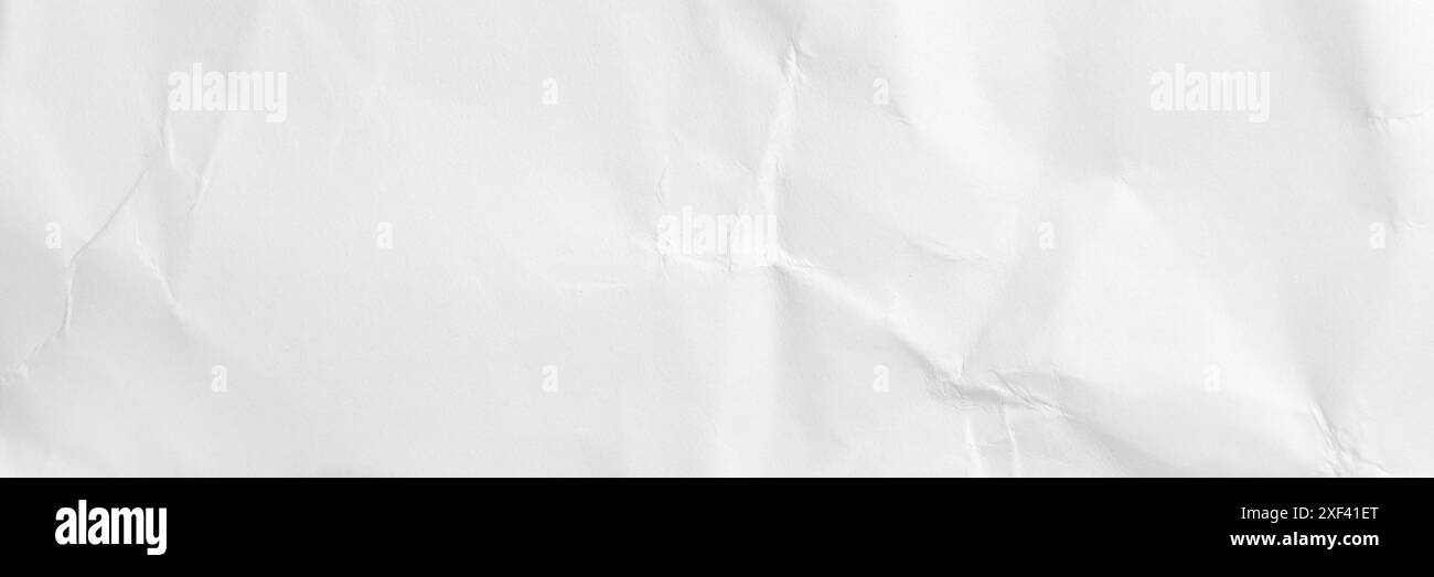 Foglio bianco di carta piegata increspata con texture intricate e morbide grinze. Sfondo chiaro astratto per il design del banner Foto Stock