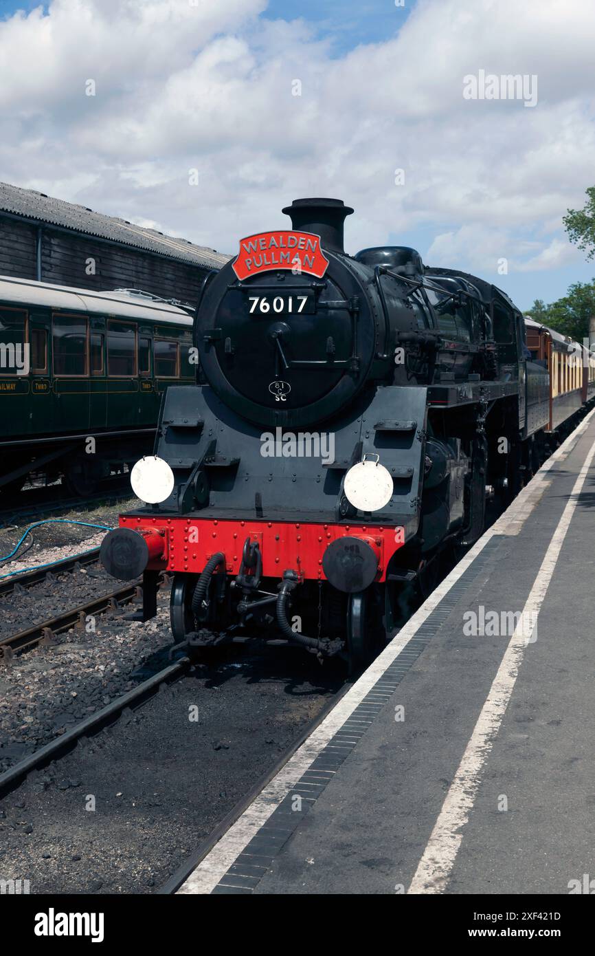 The Wealden Pullman, locomotiva n. 76017, in attesa della stazione di Tenterden Town, sulla Kent and East Sussex Railway. Foto Stock