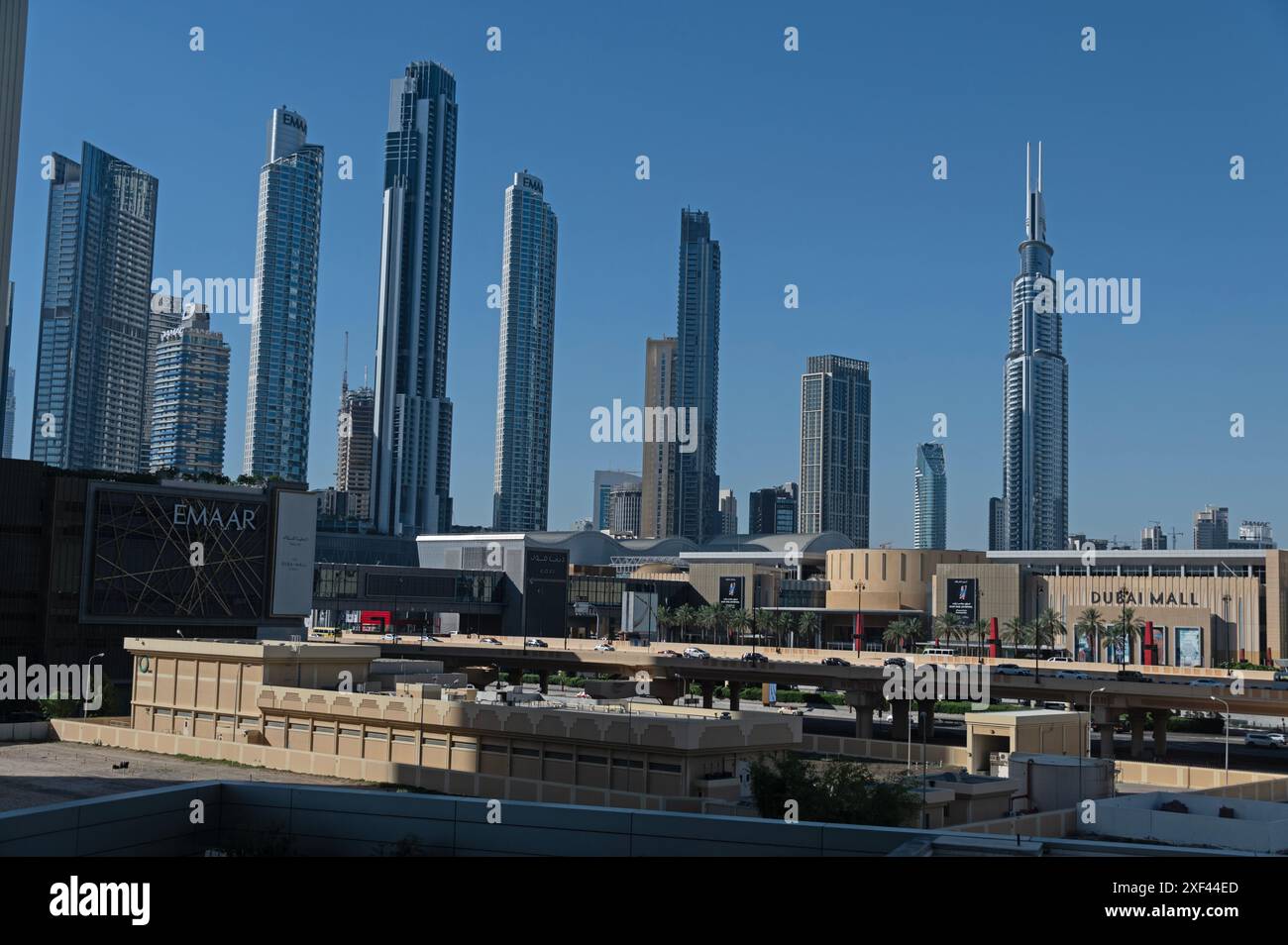 Uno skyline delle vicine torri e del Dubai Shopping Mall nel centro di Dubai negli Emirati Arabi Uniti (Emirati Arabi Uniti). Foto Stock