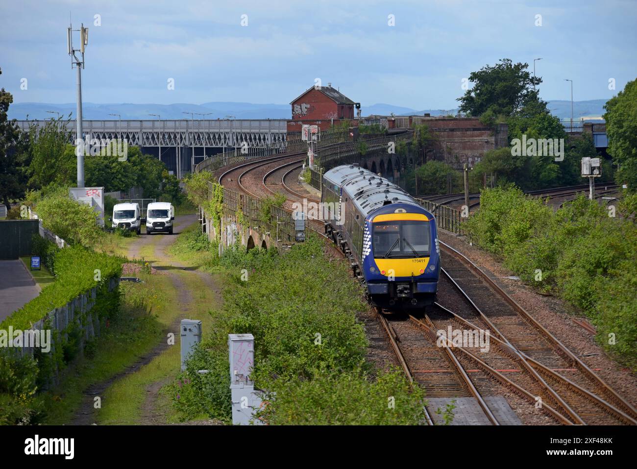 Treno ScotRail in partenza dall'avvicinamento al ponte sul fiume Tay, in avvicinamento alla stazione ferroviaria di Dundee, giugno 2024 Foto Stock
