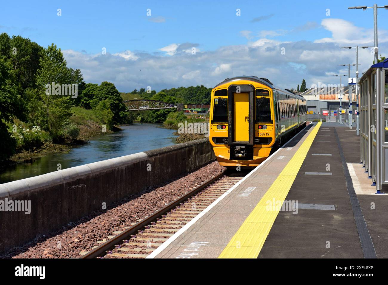 ScotRail Class 158 Sprinter train presso la stazione ferroviaria di Leven, Fife, Scozia, riaperta di recente, giugno 2024 Foto Stock