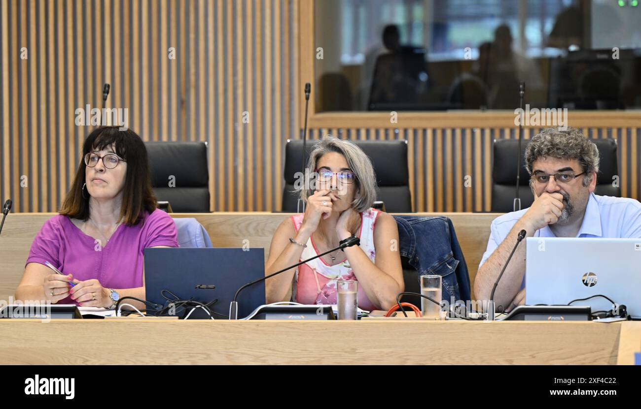 Namur, Belgio. 1 luglio 2024. Rose Detaille di ISSeP, Ingrid Ruthy di ISSep e Pol Gosselin di CPE, foto durante una sessione della Commissione per l’ambiente, la natura e il benessere degli animali presso il Parlamento vallone, a Namur, lunedì 1 luglio 2024. La Commissione discuterà i risultati degli esami del sangue effettuati in seguito a un possibile inquinamento idrico con PFAS chimico permanente nelle regioni di Chievres e Ronquiÿres. BELGA PHOTO ERIC LALMAND credito: Belga News Agency/Alamy Live News Foto Stock