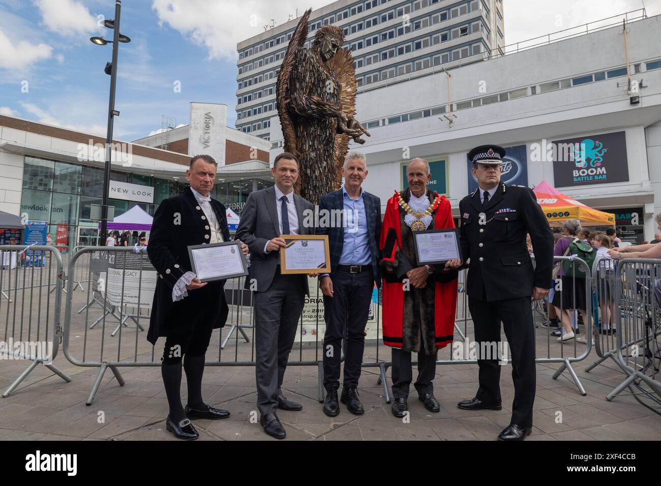 Southend on Sea, Regno Unito. 1 luglio 2024. La scultura Knife Angel è ufficialmente aperta dai membri del consiglio, tra cui il sindaco di Southend, il consigliere Ron Woodley e il presidente del British Ironworks Centre, Clive Knowles. La scultura è alta 27 metri e pesa 3,5 tonnellate. È stato costruito utilizzando oltre 100000 lame confiscate e creato nel 2018 dallo scultore Alfie Bradley. Penelope Barritt/ Alamy Live News Foto Stock