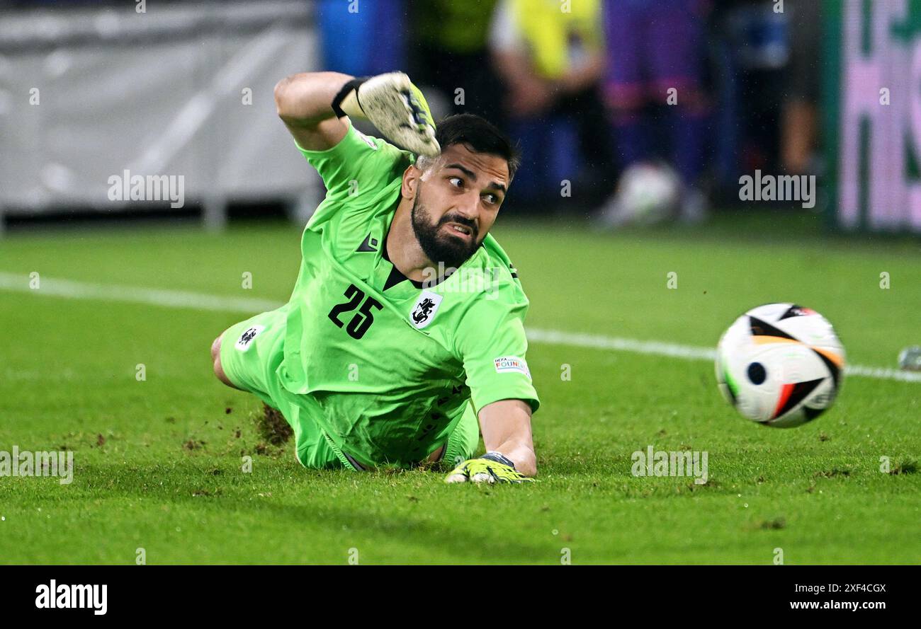 Fussball, Europameisterschaft, EURO 2024, Achtelfinale, Rhein-energie Stadion Kšln: Spagnolo - Georgien 4:1; Giorgi Mamardashvili (GEO). Aktion, Einzelbild. Foto Stock