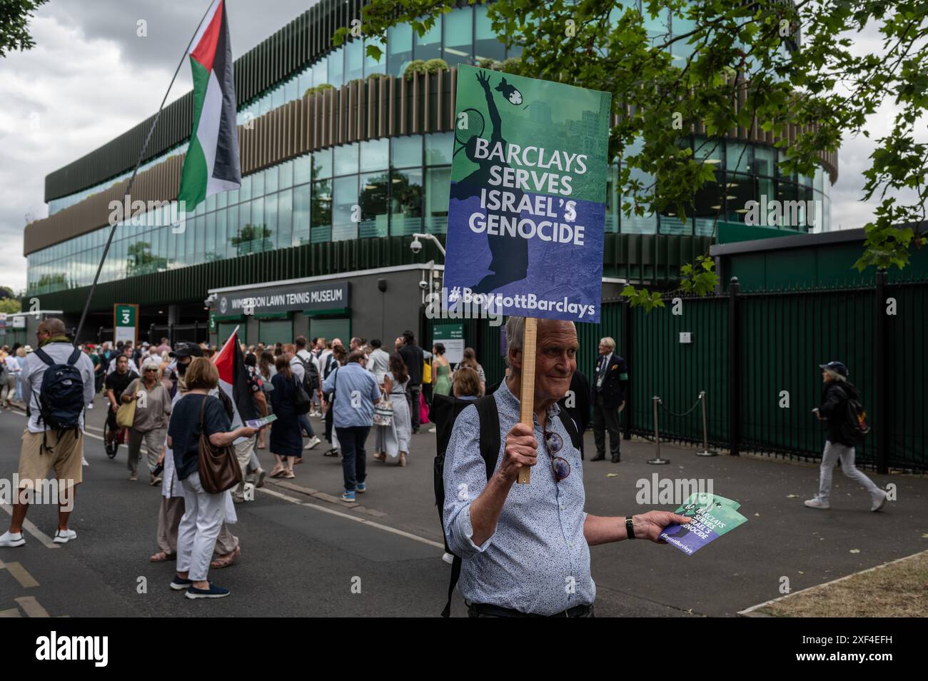 Londra, Regno Unito. 1 luglio 2024. Dimostratore pro-Palestina con un cartello dice “Barclays serve il genocidio di Israele”. Gli attivisti pro-palestinesi chiedono a Wimbledon di “far cadere Barclays” sui legami finanziari della società con Israele. Crediti: David Tramontan / Alamy Live News Foto Stock