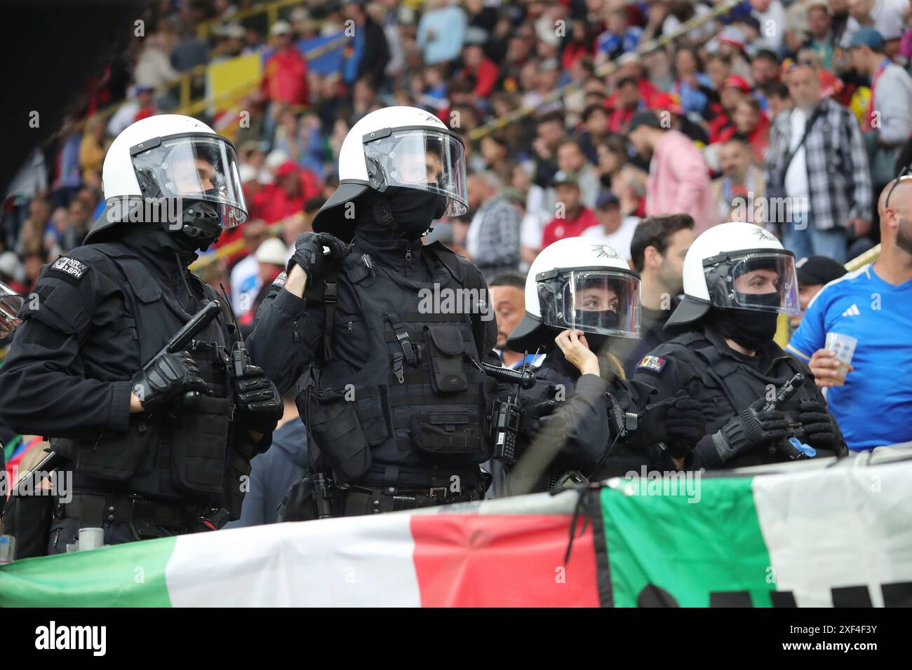 Firo : 15.06.2024, calcio: UEFA EURO 2024, EM, Campionato europeo 2024, fase a gironi, M04, match 04, Italia, ITA - Albania, ALB generale, polizia, sicurezza Foto Stock