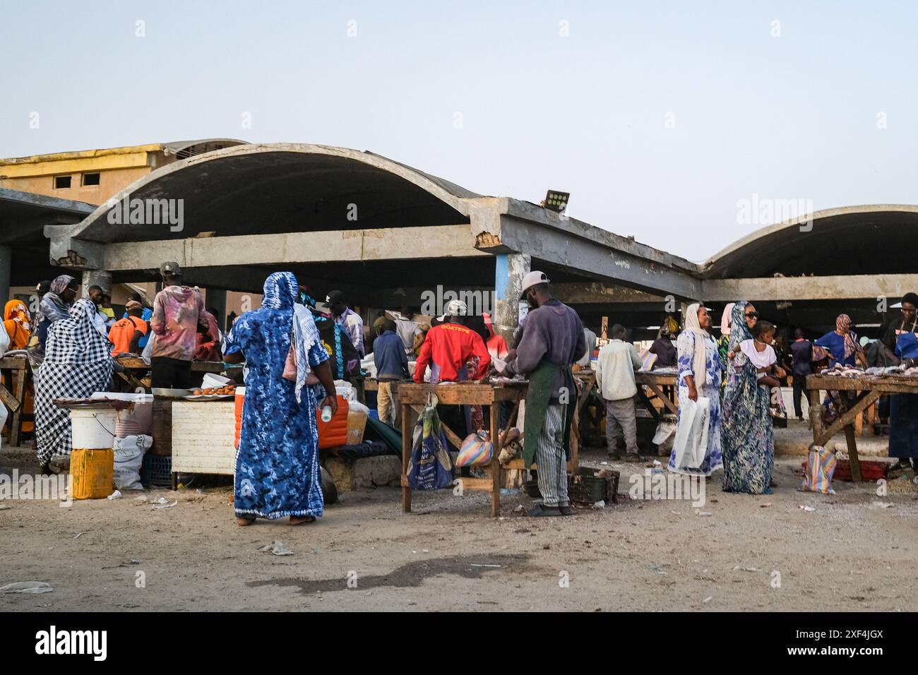 Nicolas Remene/le Pictorium - mercato del pesce a Nouakchott, Mauritania. 28 giugno 2024. Mauritania/Nouakchott/Nouakchott - il mercato del pesce Nouakchott con la sua spiaggia e piroghe il 28 giugno 2024. È considerato il principale mercato del pesce fresco di Nouakchott. Si stima che tra le 10.000 e le 20.000 persone si incontrino lì ogni giorno per commerciare pesce. In quanto tale, svolge un ruolo socioeconomico molto importante nello sviluppo e nella vita degli abitanti della capitale. Crediti: LE PICTORIUM/Alamy Live News Foto Stock