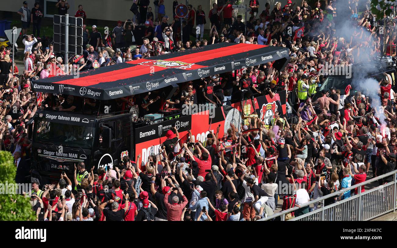 Leverkusen, Germania. 26 maggio 2024. Firo : 26.05.2024, calcio, 1.Bundesliga, 1.Liga, stagione 2023/2024, Bayer 04 Leverkusen, doppia, doppia celebrazione, ritorno a casa celebrazione, parata, furgone con i giocatori, crediti dei tifosi: dpa/Alamy Live News Foto Stock