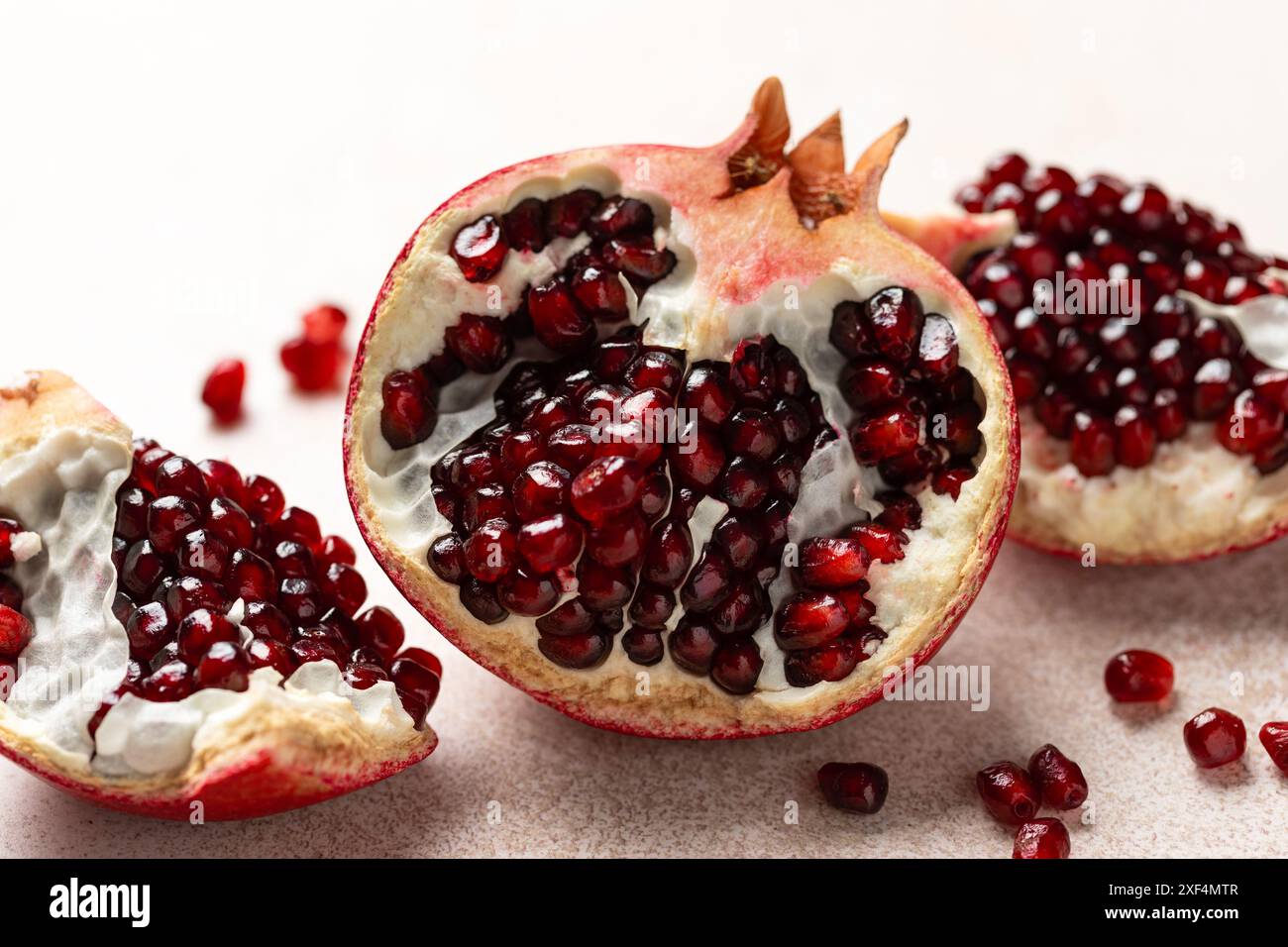 Melograno. Frutta fresca e succosa di melograno biologico. Semi di melograno, grani. Foto Stock