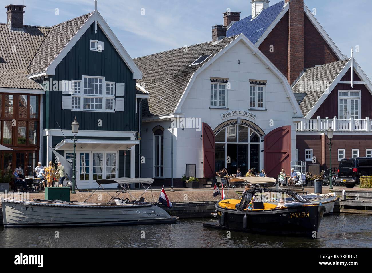 Pittoresco porto olandese per barche da diporto Huizen con l'hotel Fletcher Foto Stock