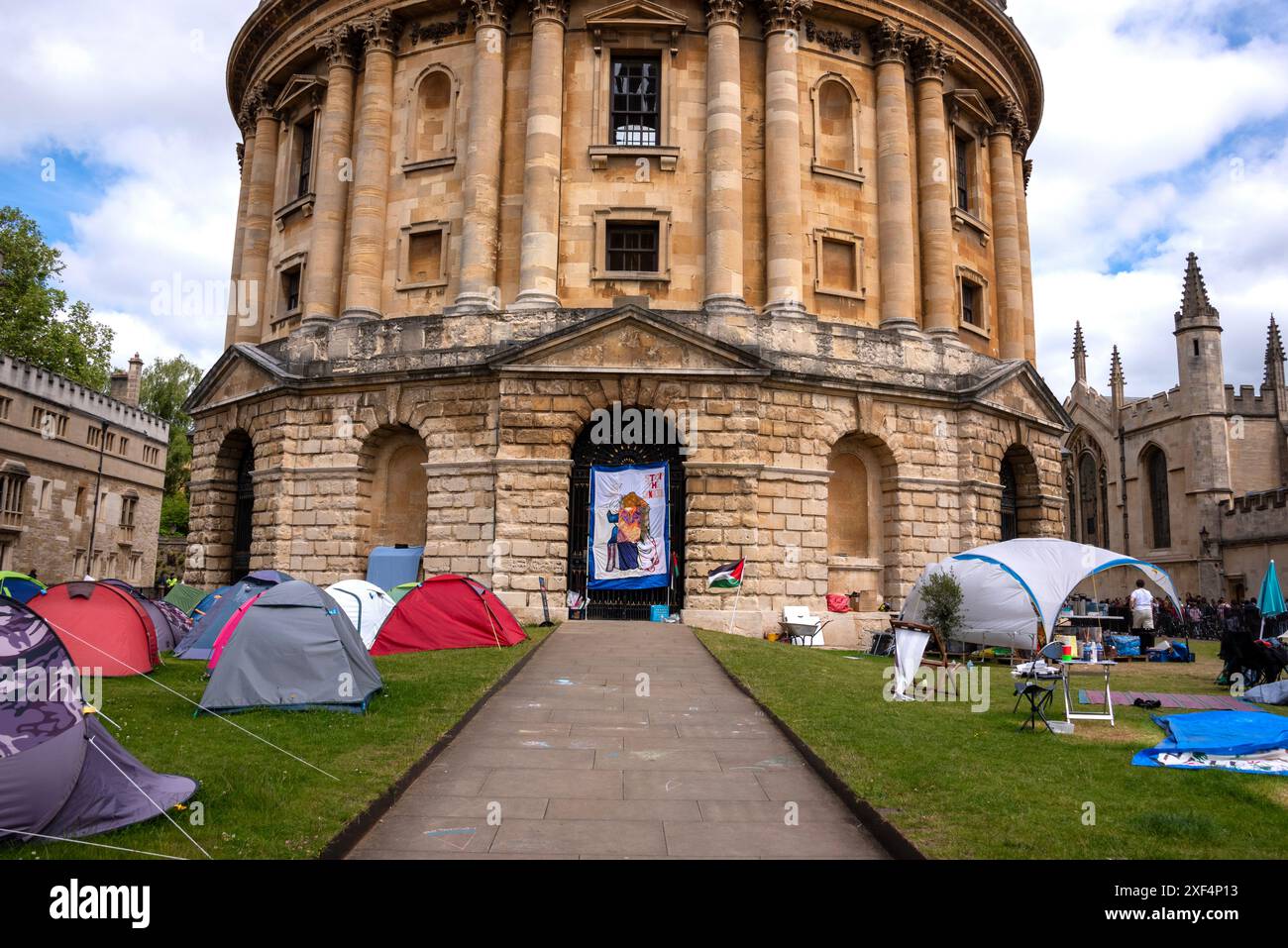 Campo di protesta anti-Israele fuori dalla Radcliffe camera in Radcliffe Square, Oxford. Il campo è stato istituito da manifestanti in proprietà dell'Università di Oxford che hanno tollerato la sua presenza per alcune settimane, ma ora hanno detto che deve essere rimosso entro il 7 luglio 2024, altrimenti si intraprenderanno azioni esecutive. Foto Stock