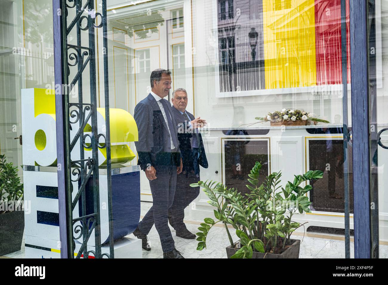 Bruxelles, Belgio. 1 luglio 2024. Il primo ministro Alexander De Croo incontra il primo ministro ungherese Viktor Orban per una cerimonia che prevede la consegna della presidenza di turno del Consiglio dell'Unione europea dal Belgio all'Ungheria, lunedì 01 luglio 2024 a Bruxelles. BELGA FOTO JONAS ROOSENS credito: Belga News Agency/Alamy Live News Foto Stock