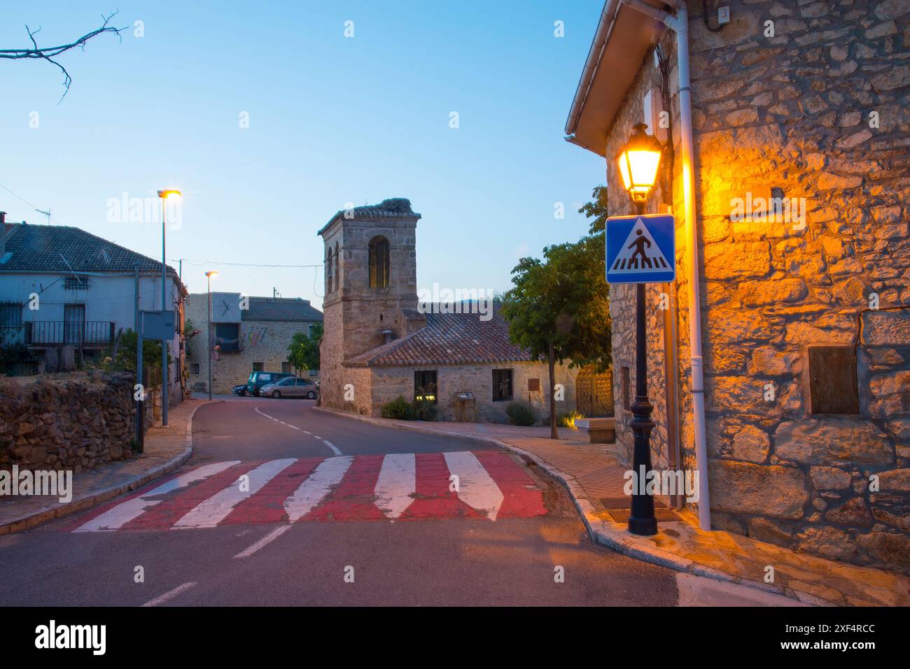 Strada e chiesa, Vista notte. Piñuecar, provincia di Madrid, Spagna. Foto Stock