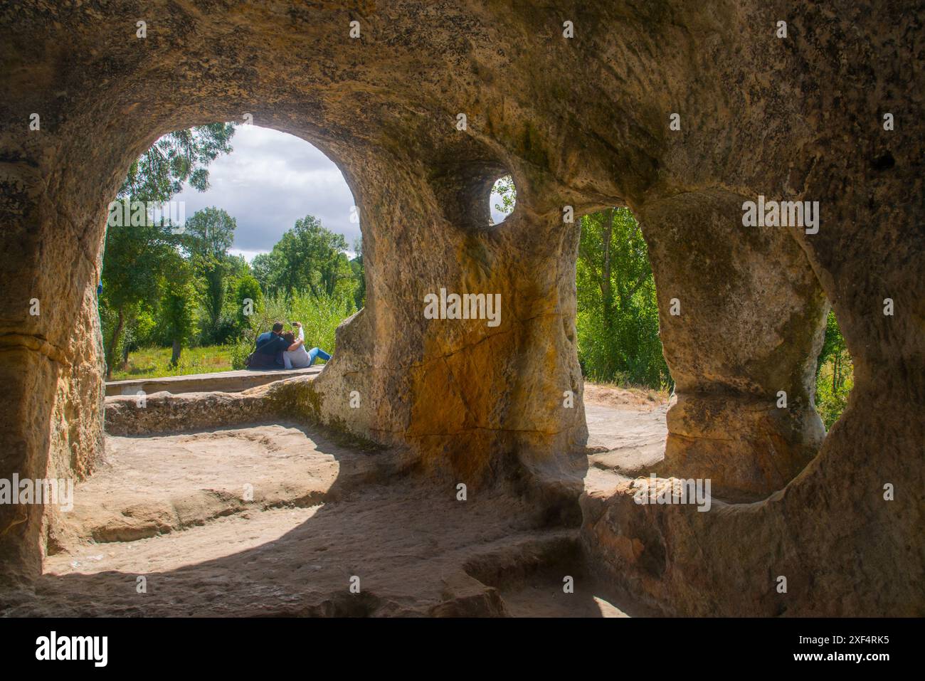 San Vicente chiesa grotta, vista dall'interno della grotta. Cervera de Pisuerga, provincia di Palencia, Castilla Leon, Spagna. Foto Stock