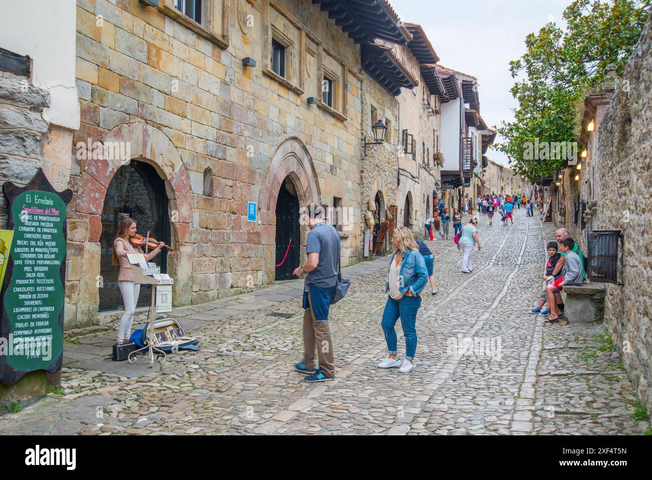 Giovane donna a suonare il violino in via principale. Santillana del Mar, Cantabria, Spagna. Foto Stock