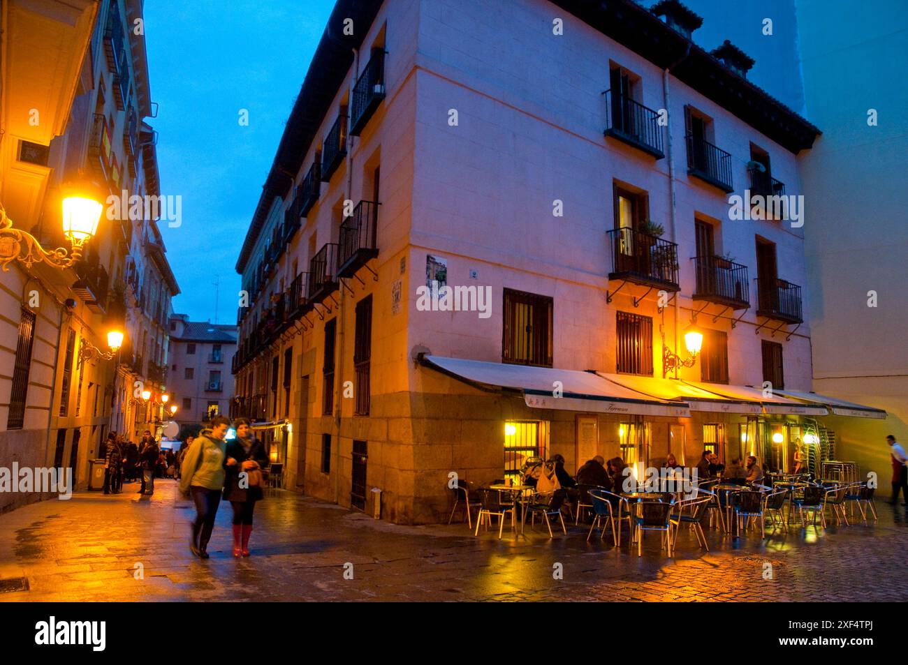 Via Gomez de Mora, vista notturna. Madrid, Spagna. Foto Stock