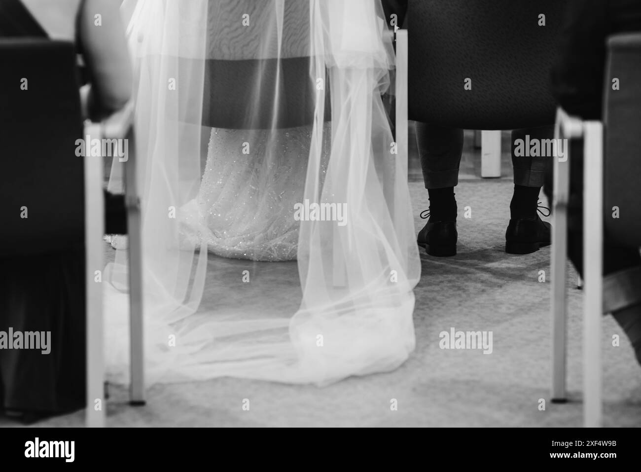 sposa, sposo, tenersi per mano, cerimonia nuziale, amore, matrimonio, coppia, bouquet, fiori, anelli, insieme, unità, impegno, giorno delle nozze, celebrazione Foto Stock