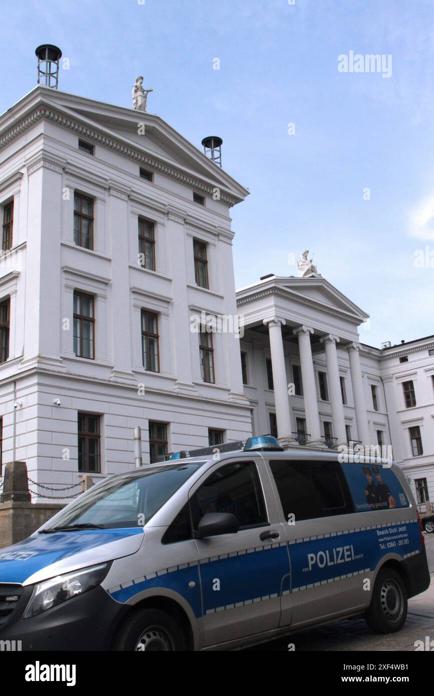 Ein Polizeifahrzeug sperrt am Donnerstag 27.06.2024 in Schwein die Zufahrt zur örtlichen Staatskanzlei. Auf dem Alten Garten der Landeshauptstadt fand im Verlauf des Tages ein Dank- und Rückkehrerappell für Soldatinnen und Soldaten sowie Zivilbeschäftigten der Bundeswehr aus Dienstorten nel Meclemburgo-Vorpommern statt. Dabei wurden u.a. bestimmte Sicherheitsmaßnahmen umgesetzt. So wurde zum Beispiel eine Einlasskontrolle durchgeführt und das Areal um die Veranstaltungsfläche entsprechend gesichert. *** Un veicolo della polizia blocca la strada di accesso alla cancelleria di stato locale a Schwein sulla Thursda Foto Stock