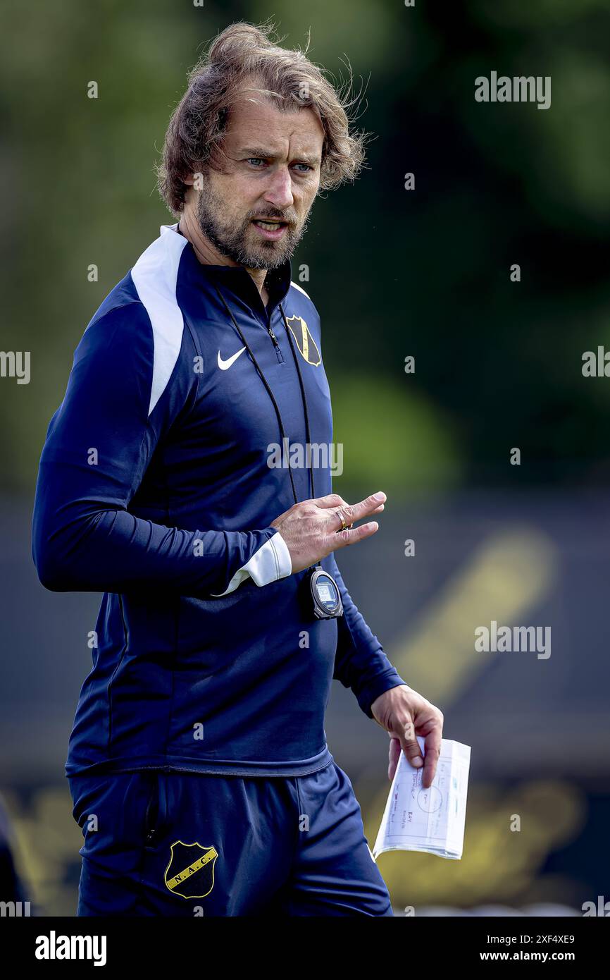 ZUNDERT, Paesi Bassi, 01-07-2024, football, Midglas Trainingscentrum, olandese eredivisie, stagione 2024 / 2025, durante il primo allenamento NAC, assistente NAC Tomasz Kaczmarek Foto Stock