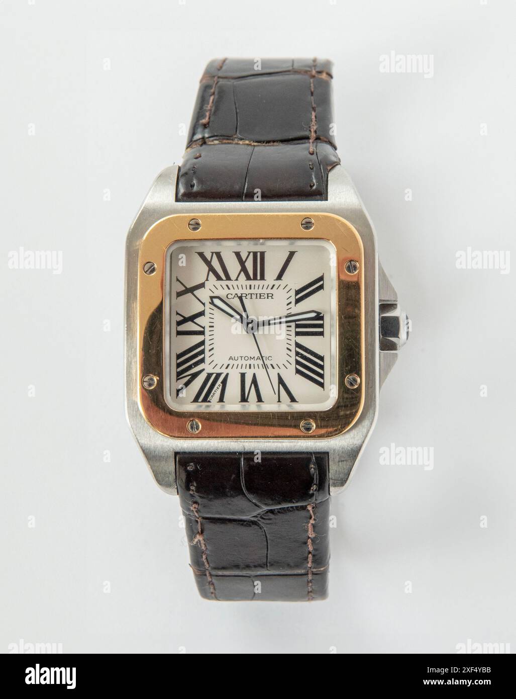 Orologio da polso Cartier Santos con segnatempo vintage su sfondo bianco. Copenaghen, Danimarca - 28 giugno 2024. Foto Stock