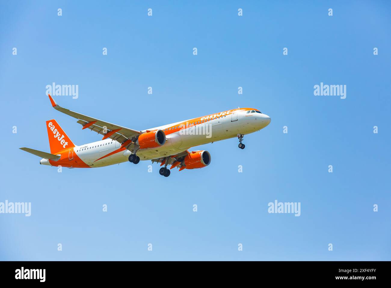 Aeroporto di Cefalonia, Grecia, 22 giugno 2024. Aereo easyJet in avvicinamento all'aeroporto Anna Pollatou sull'isola greca di Cefalonia. Volando a destra con BL Foto Stock