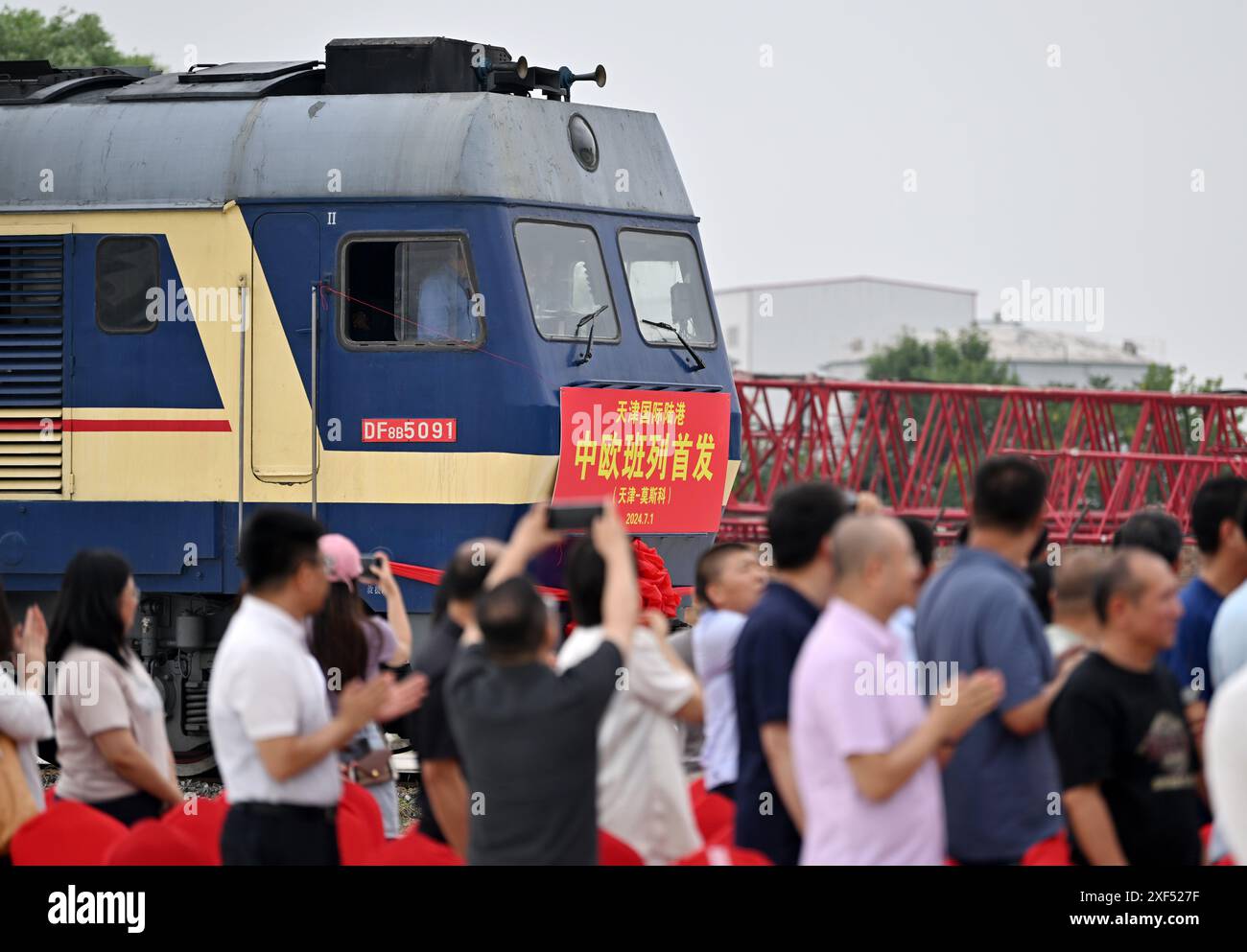 (240701) -- TIANJIN, 1° luglio 2024 (Xinhua) -- Un treno merci Cina-Europa diretto a Mosca parte dal porto terrestre internazionale di Tianjin a Tianjin, nella Cina settentrionale, 1° luglio 2024. Lunedì, un treno merci diretto a Mosca, Russia, è partito dal porto internazionale terrestre di Tianjin, segnando il lancio della prima tratta merci Cina-Europa del porto terrestre. Il treno, carico di 1.129 tonnellate di merci, dovrebbe raggiungere Mosca in circa 15 giorni attraverso il porto di Erenhot, nella regione autonoma della Mongolia interna della Cina settentrionale. (Xinhua/li Ran) Foto Stock