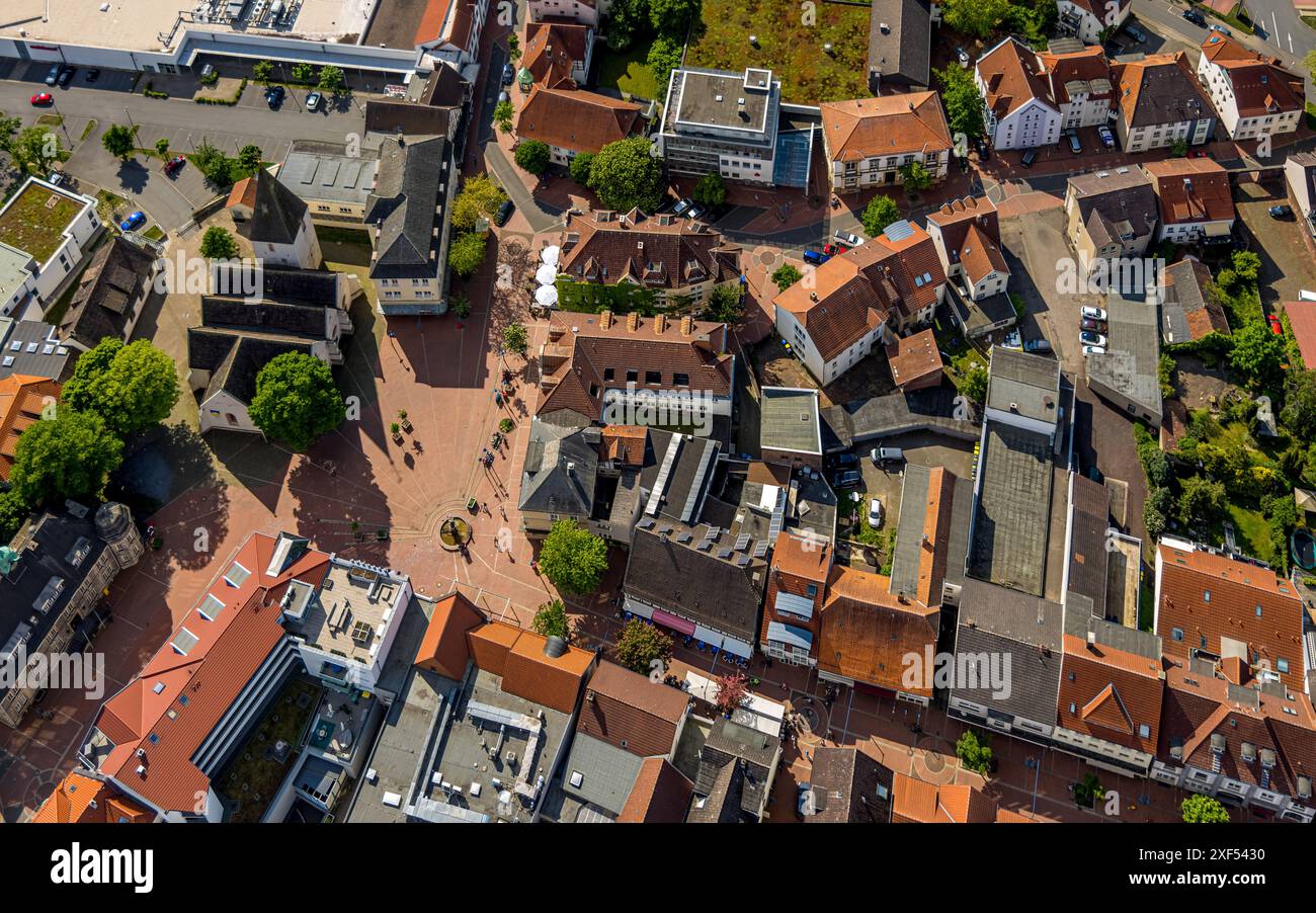 Vista del centro città con la chiesa del mercato protestante, piazza del mercato con fontana e zona pedonale, edifici residenziali e commerciali, posizione, E. Foto Stock