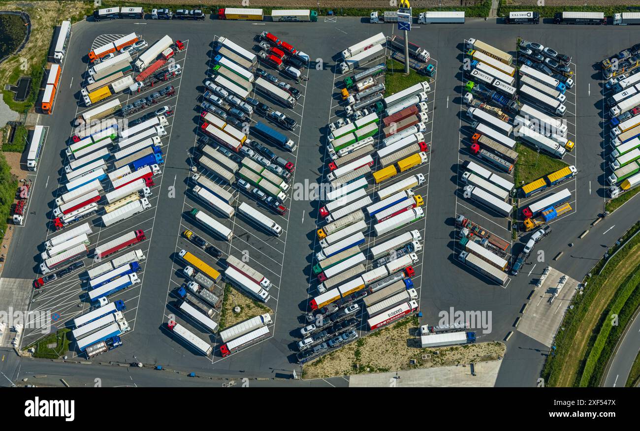 Vista aerea, Autohof Lippetal, posti auto sovraffollati parcheggio per camion, forme e colori, Lippborg, Lippetal, zona della Ruhr, Renania settentrionale-Vestfalia, Foto Stock