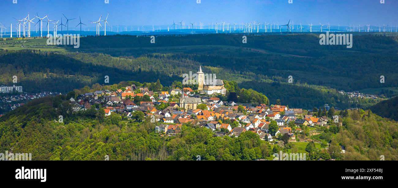 Vista aerea, area residenziale, vista di Obermarsberg su una collina boscosa, Chiesa cattolica di San Nicola di fronte, Chiesa collegiata di San Pietro e Paolo Foto Stock