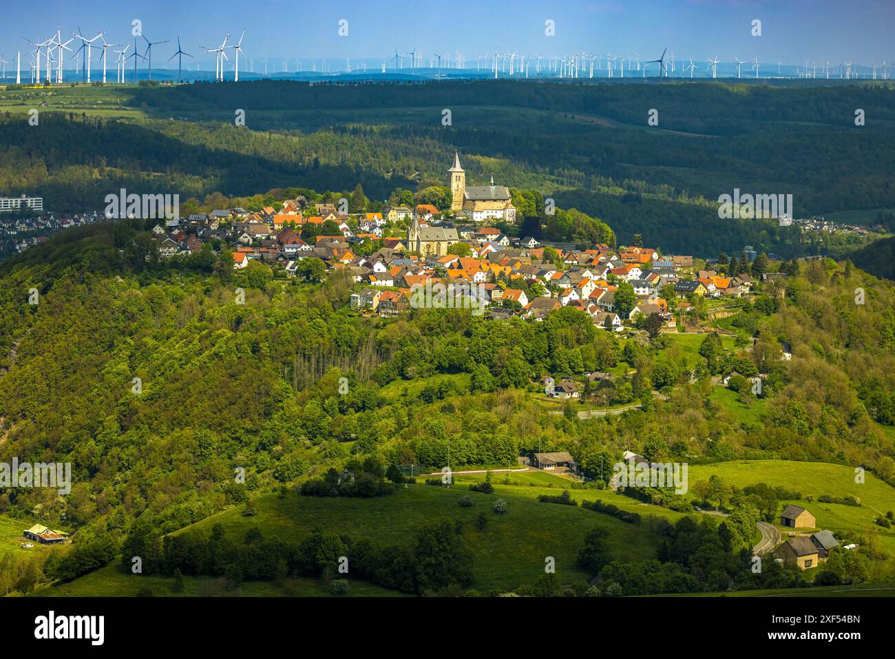 Vista aerea, area residenziale, vista di Obermarsberg su una collina boscosa, Chiesa cattolica di San Nicola di fronte, Chiesa collegiata di San Pietro e Paolo Foto Stock