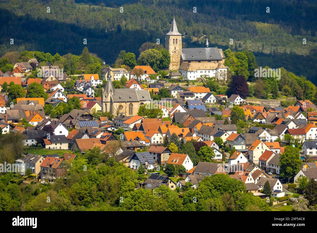 Vista aerea, area residenziale, vista di Obermarsberg su una collina boscosa, Chiesa cattolica di San Nicola di fronte, Chiesa Collegiata di San Pietro e San Pietro Foto Stock