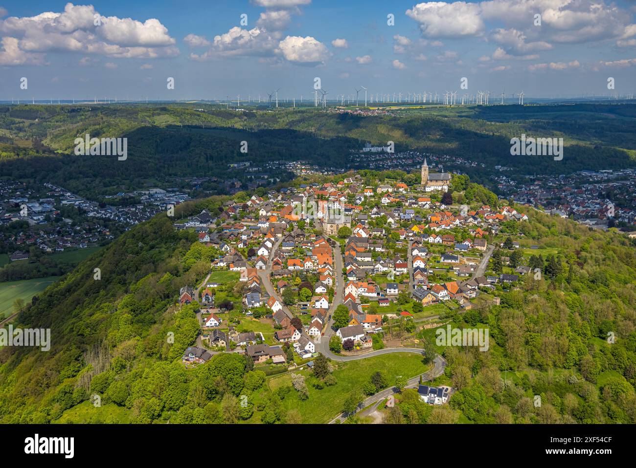 Vista aerea, area residenziale, vista di Obermarsberg su una collina boscosa, Chiesa cattolica di San Nicola di fronte, Chiesa collegiata di San Pietro e Paolo Foto Stock