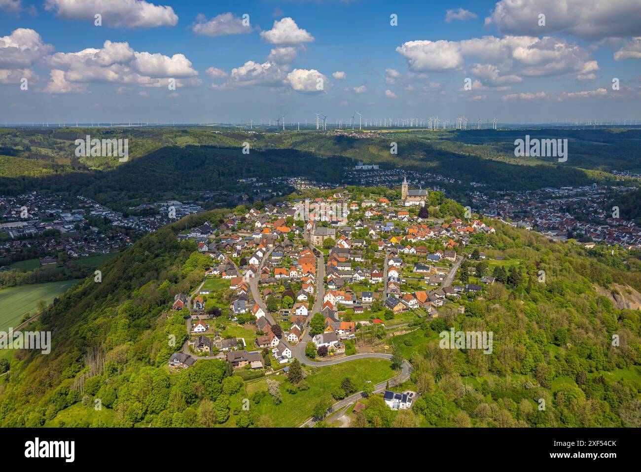 Vista aerea, area residenziale, vista di Obermarsberg su una collina boscosa, Chiesa cattolica di San Nicola di fronte, Chiesa collegiata di San Pietro e Paolo Foto Stock